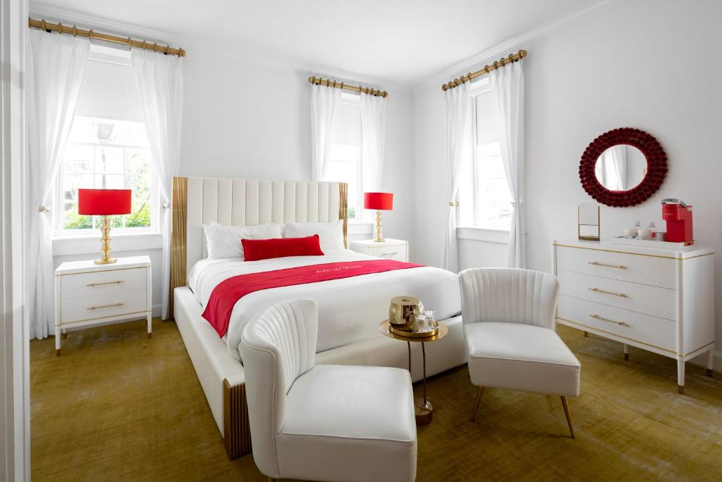Guest room with one king bed and two chairs