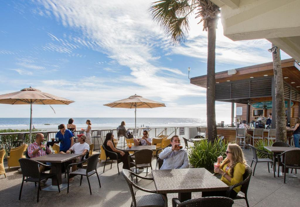 Alfresco oceanfront dining area and bar