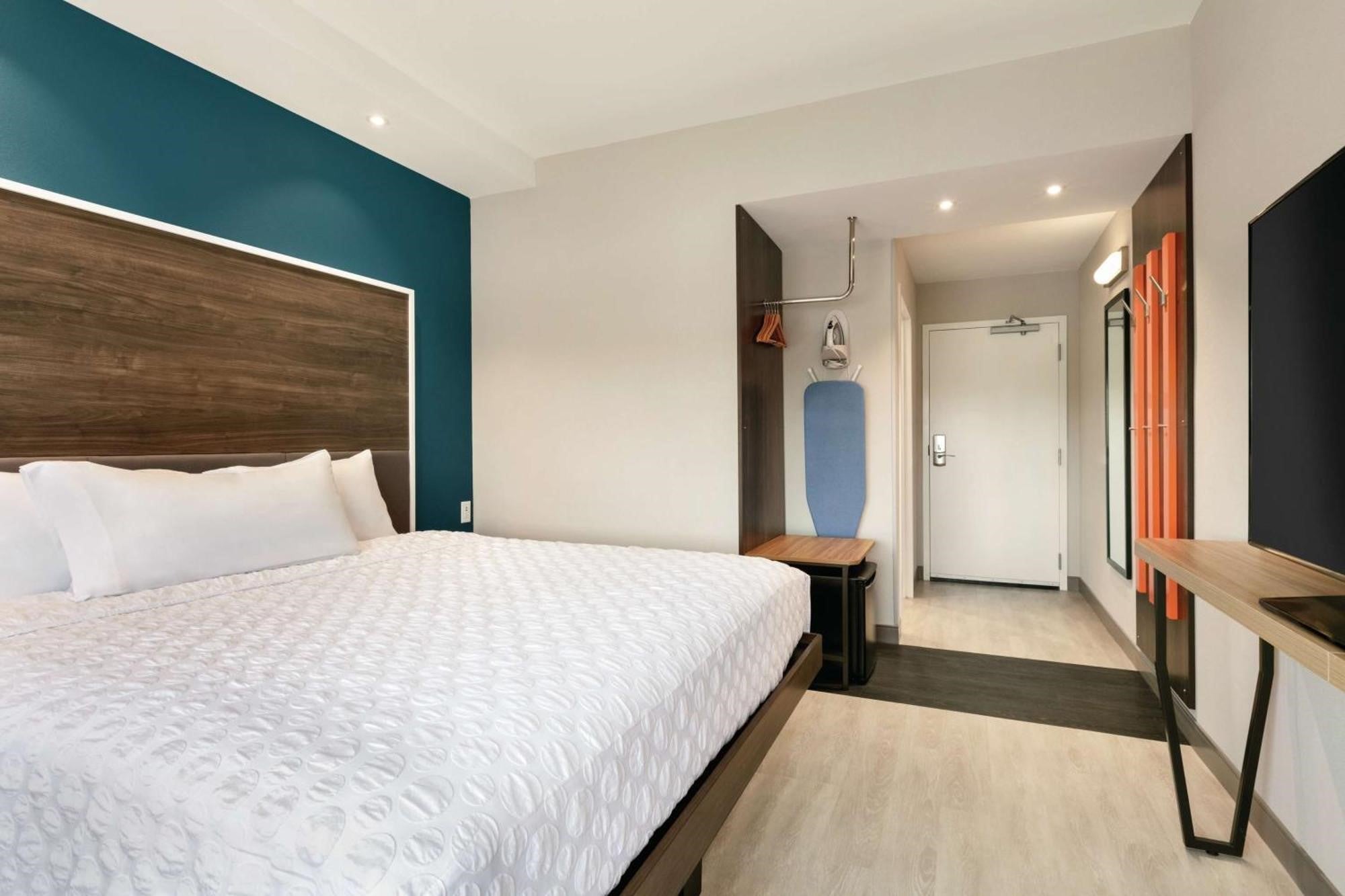 Guest room at Tru by Hilton Charlotte Ayrsley in Charlotte, North Carolina