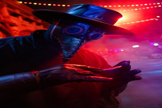 Scareactor dressed as a sinister plague doctor.