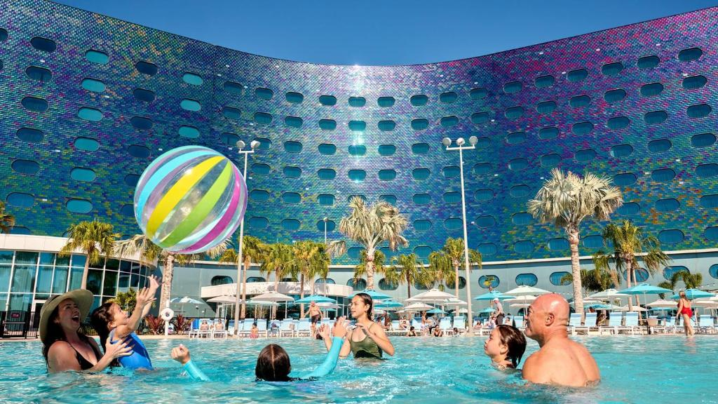 Zero-entry outdoor pool