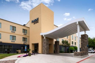 Fairfield Inn & Suites by Marriott Arlington Near Six Flags in Arlington, Texas