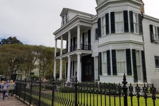 Glamorous Garden District Tour in New Orleans, Louisiana