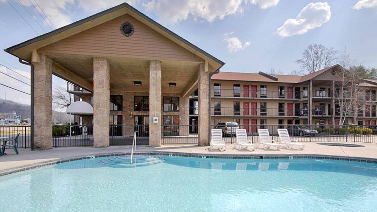 exterior view of the outdoor pool and building at the Ramada Inn in Pigeon Forge, Tennessee, USA