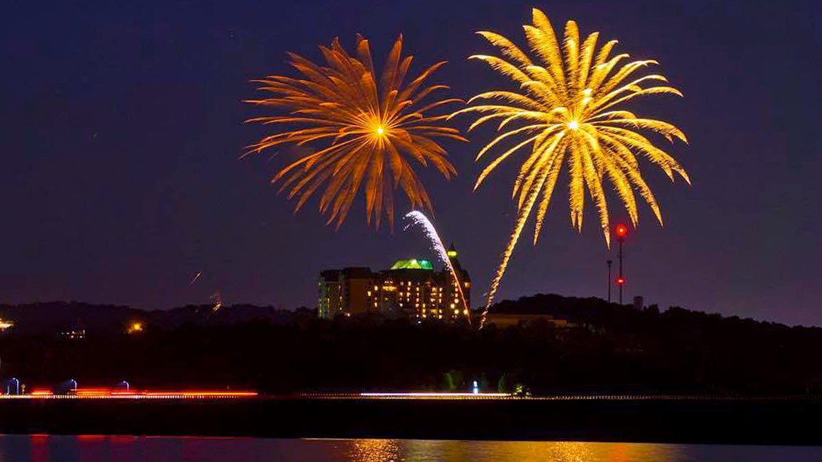 a picture of a fireworks in new years eve