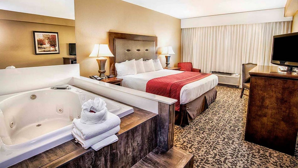 guest room with jacuzzi and ornate carpeted floor at Grand Oaks Hotel in Branson, Missouri, USA