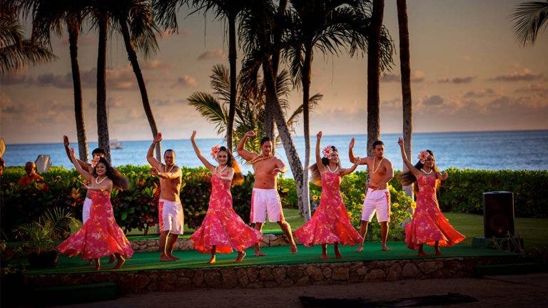 Best Luaus in Hawaii 🌺 11 Top Luaus for An Unforgettable Evening