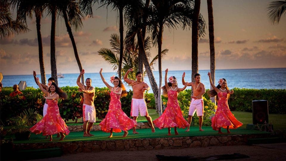 Best Luaus in Hawaii 🌺 11 Top Luaus for An Evening