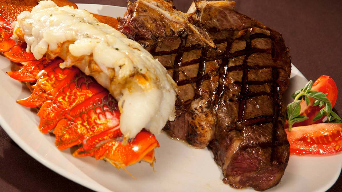 a delicious steak with crabs and tomatoes