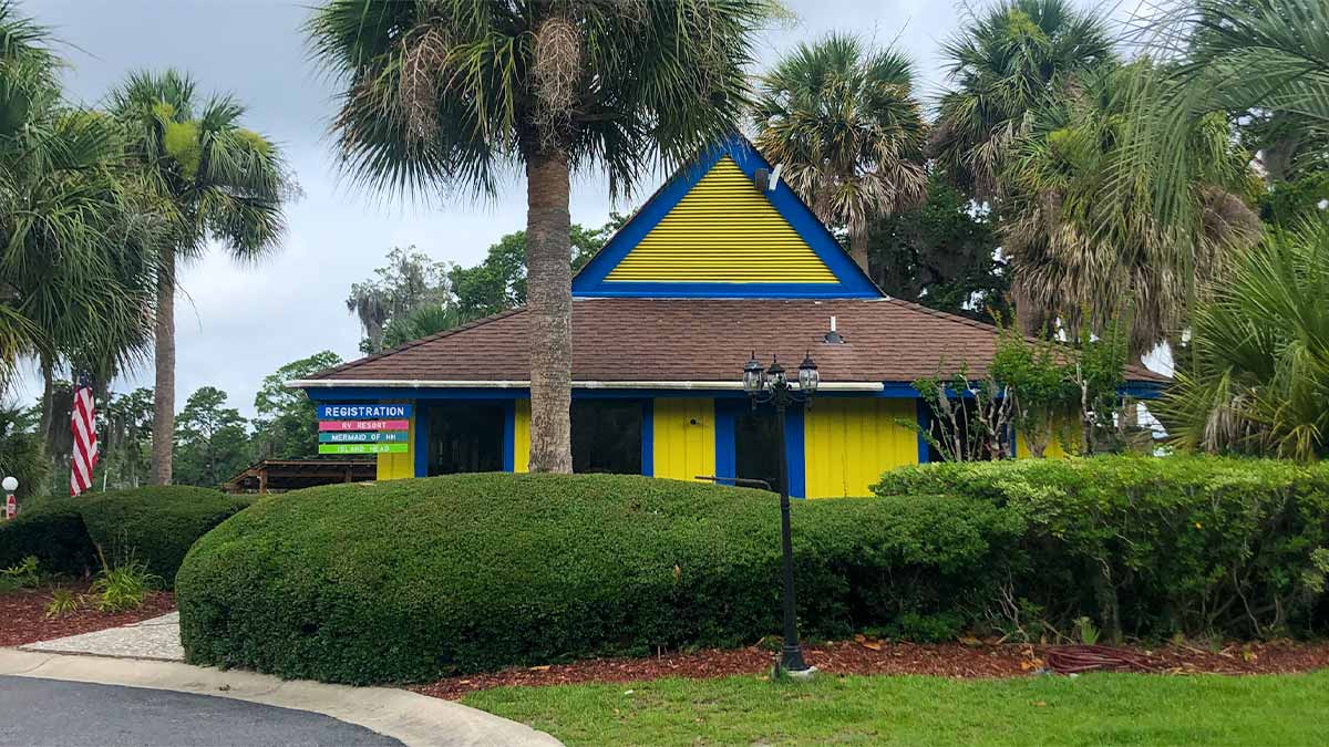 blue and yellow Registration hut surrounded by trees and plants in Hilton Head, South Carolina, USA