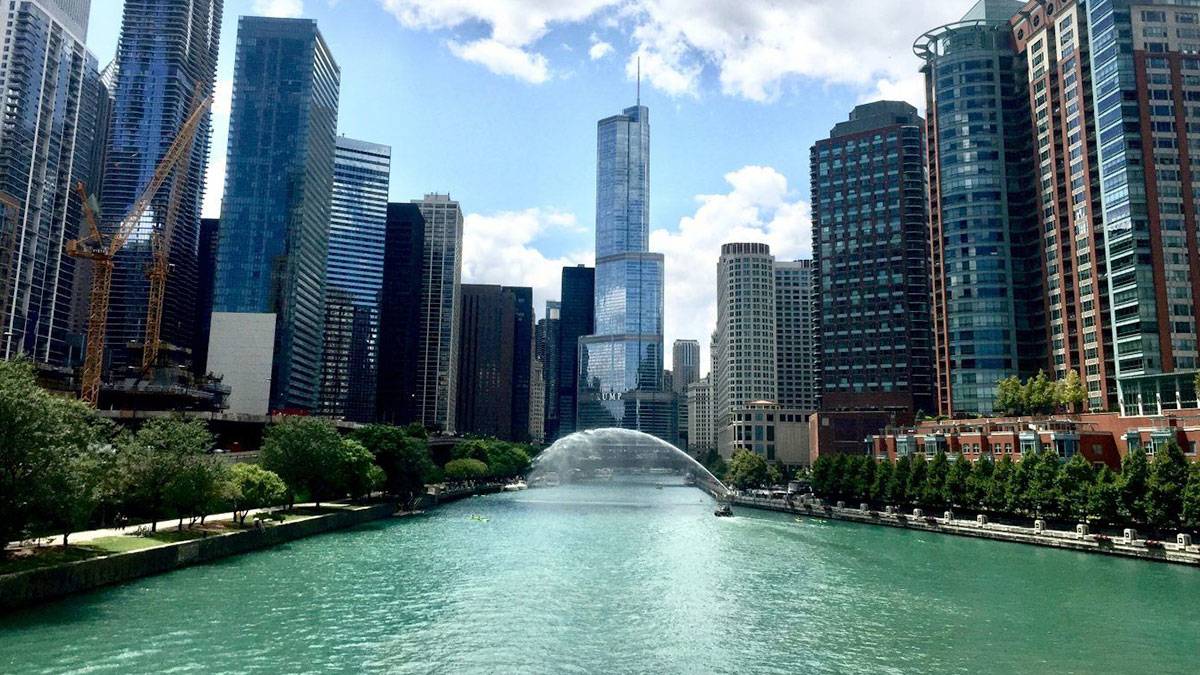 chicago river with buildings and skyline
