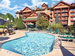 Make a Splash at 7 Gatlinburg Hotels with Outdoor Pool