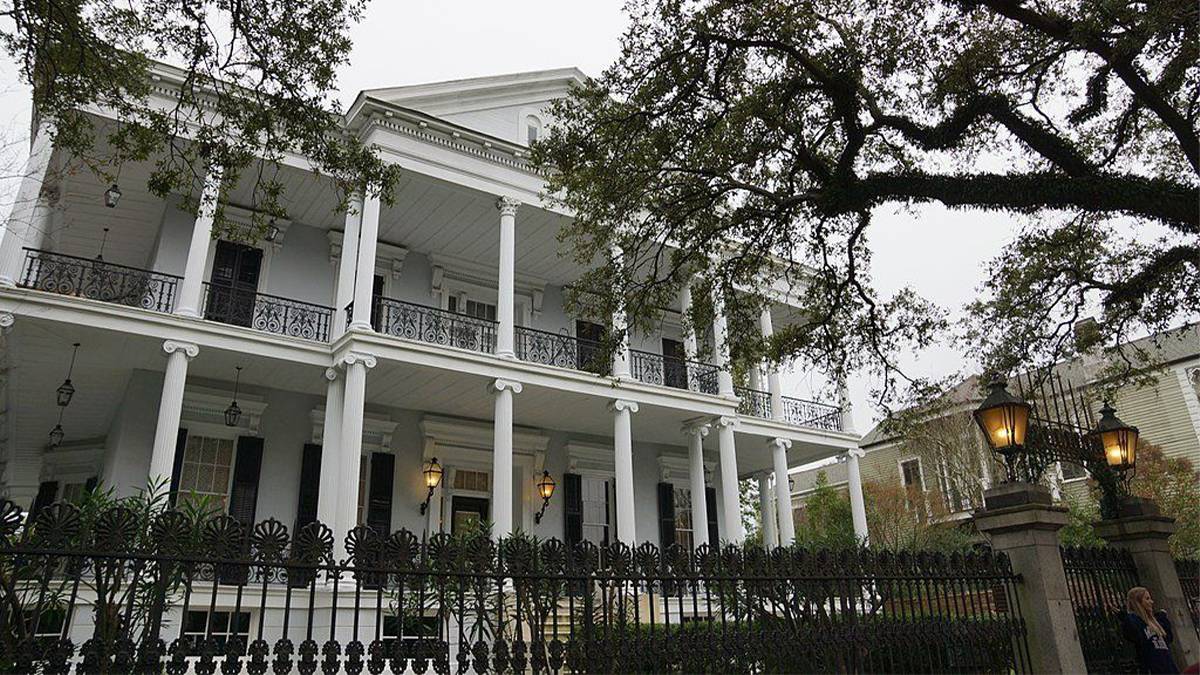 Outside ground view of home in New Orleans Garden District
