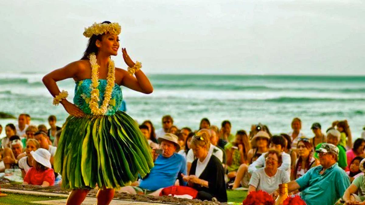Woman performing at Hula Show at Kuhio Beach Park in Oahu, Hawaii, USA