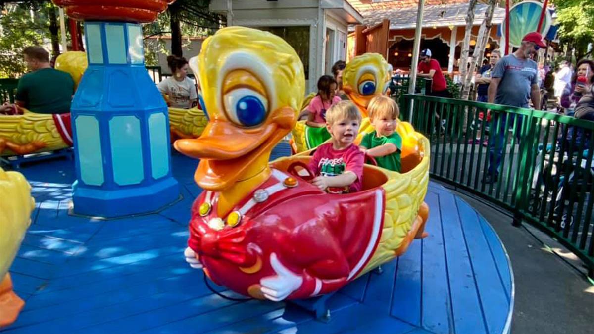 kids riding a duck ride in dollywood