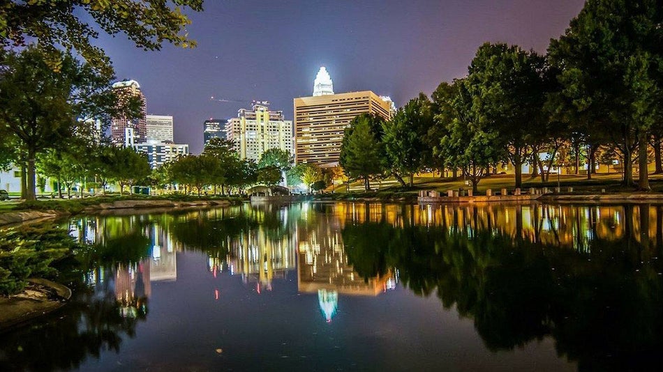 night view of downtown skyline in Charlotte, North Carolina, USA