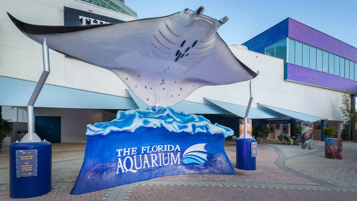 Close up photo of the sting ray statue and the sign for The Florida Aquarium in Tampa, Florida, USA