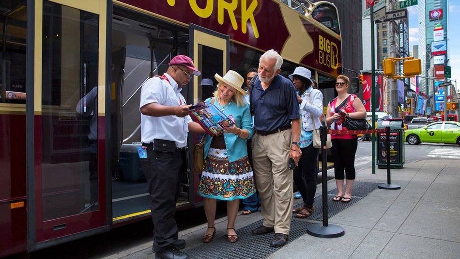 people standing in line for New York bus tour