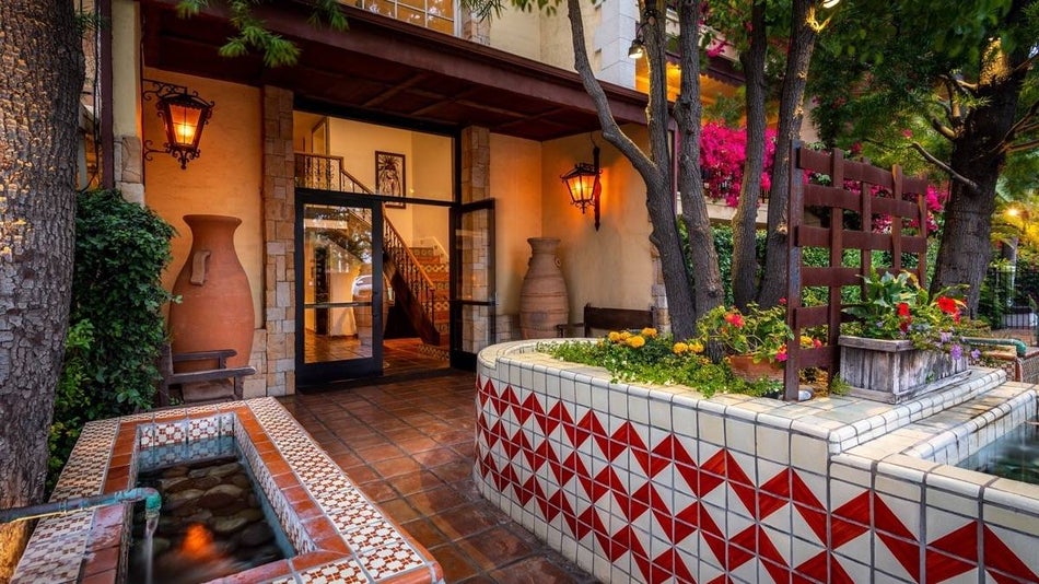 Spanish style courtyard with flowers and tropical plants at Hotel Pepper Tree Los Angeles