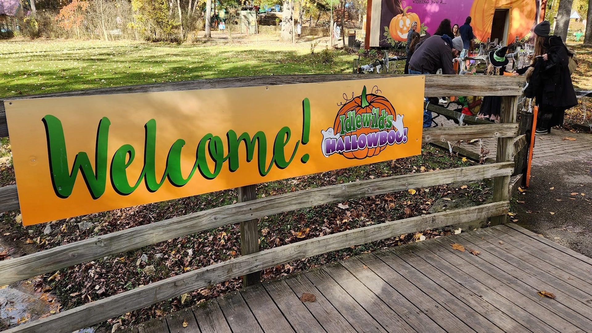 welcome sign of Hallowboo Idlewild