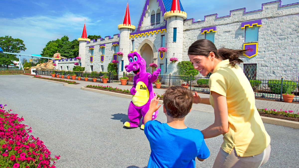 Family greeting a character in front of a castle at Dutch Wonderland