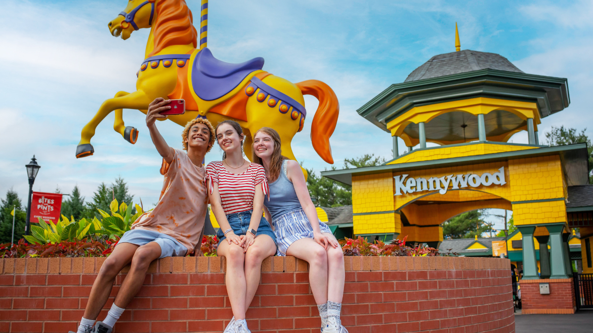 Kids taking a selfie at the entrance of Kennywood Park