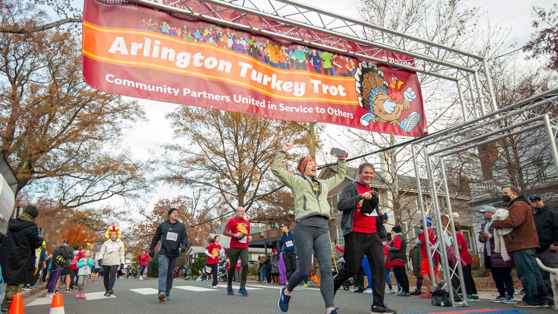 two people running at Turkey Trot Arlington VA