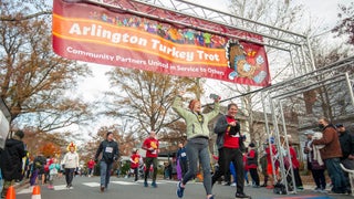 two people running at Turkey Trot Arlington VA