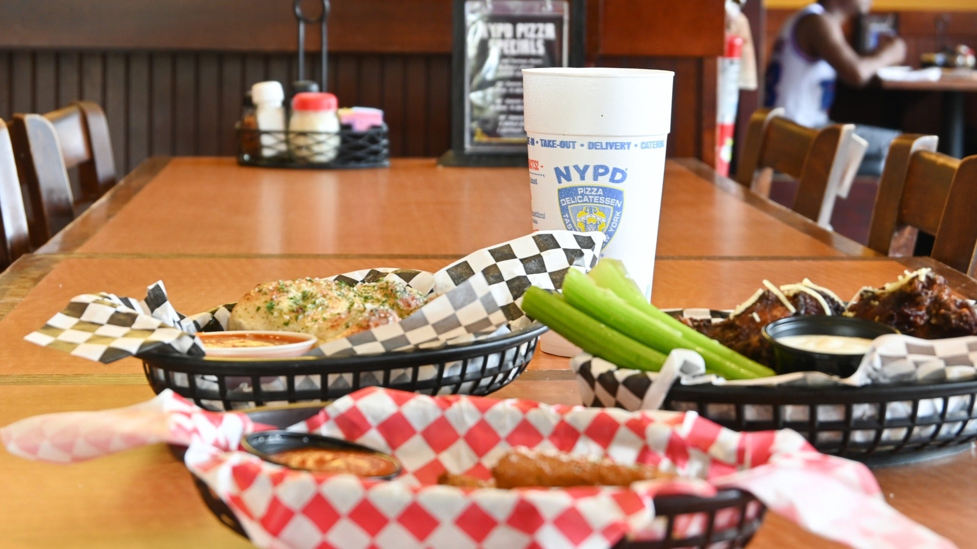 food served on basket plates with drinks on the side