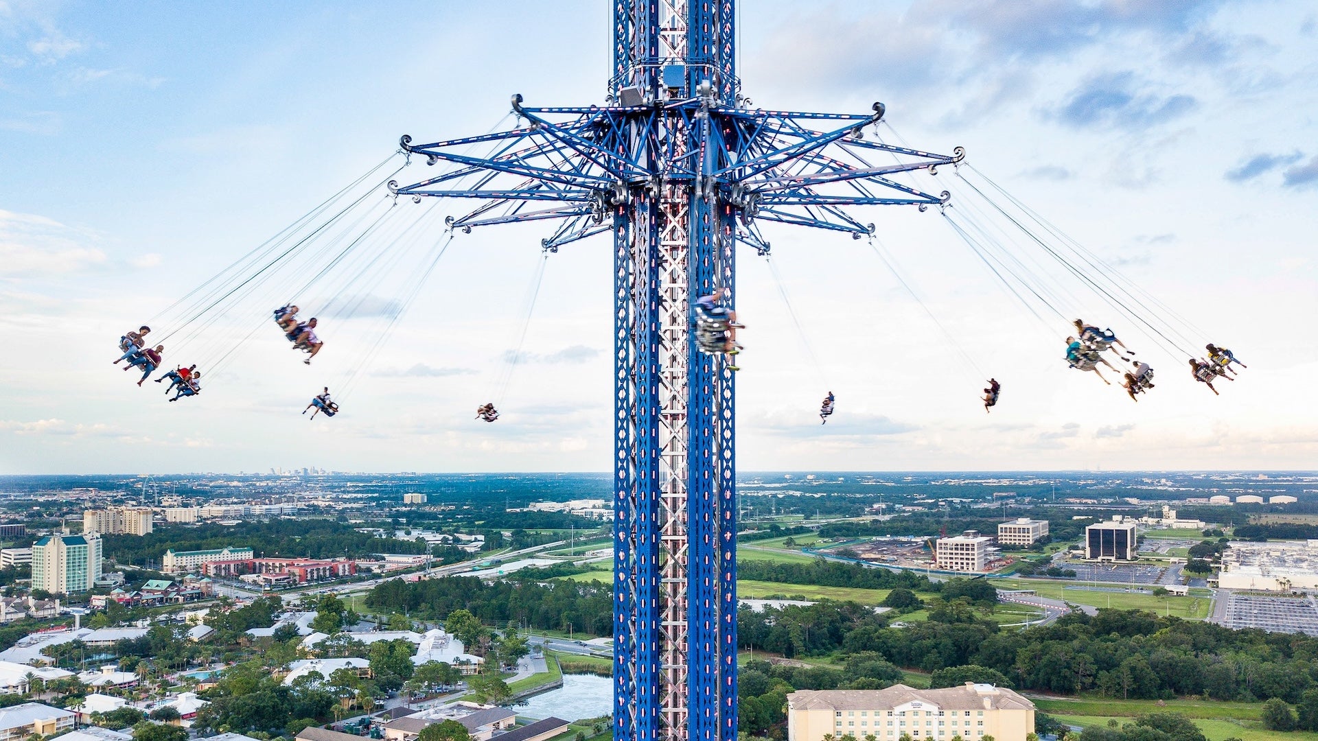 StarFlyer ride with many people at the top