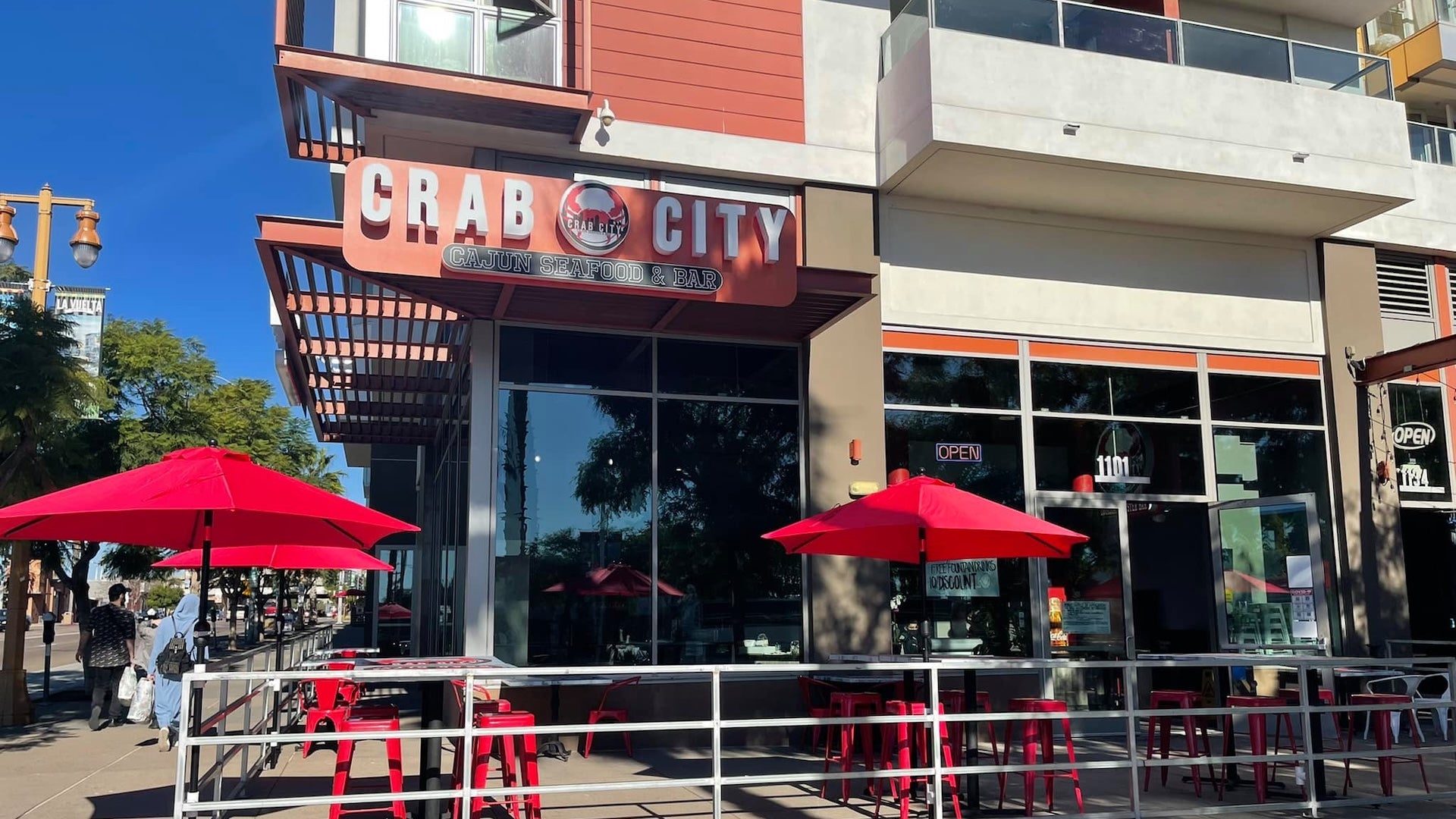 front view of a seafood restaurant