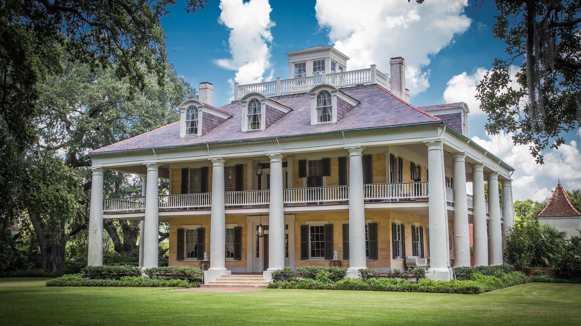 outside view of a mansion