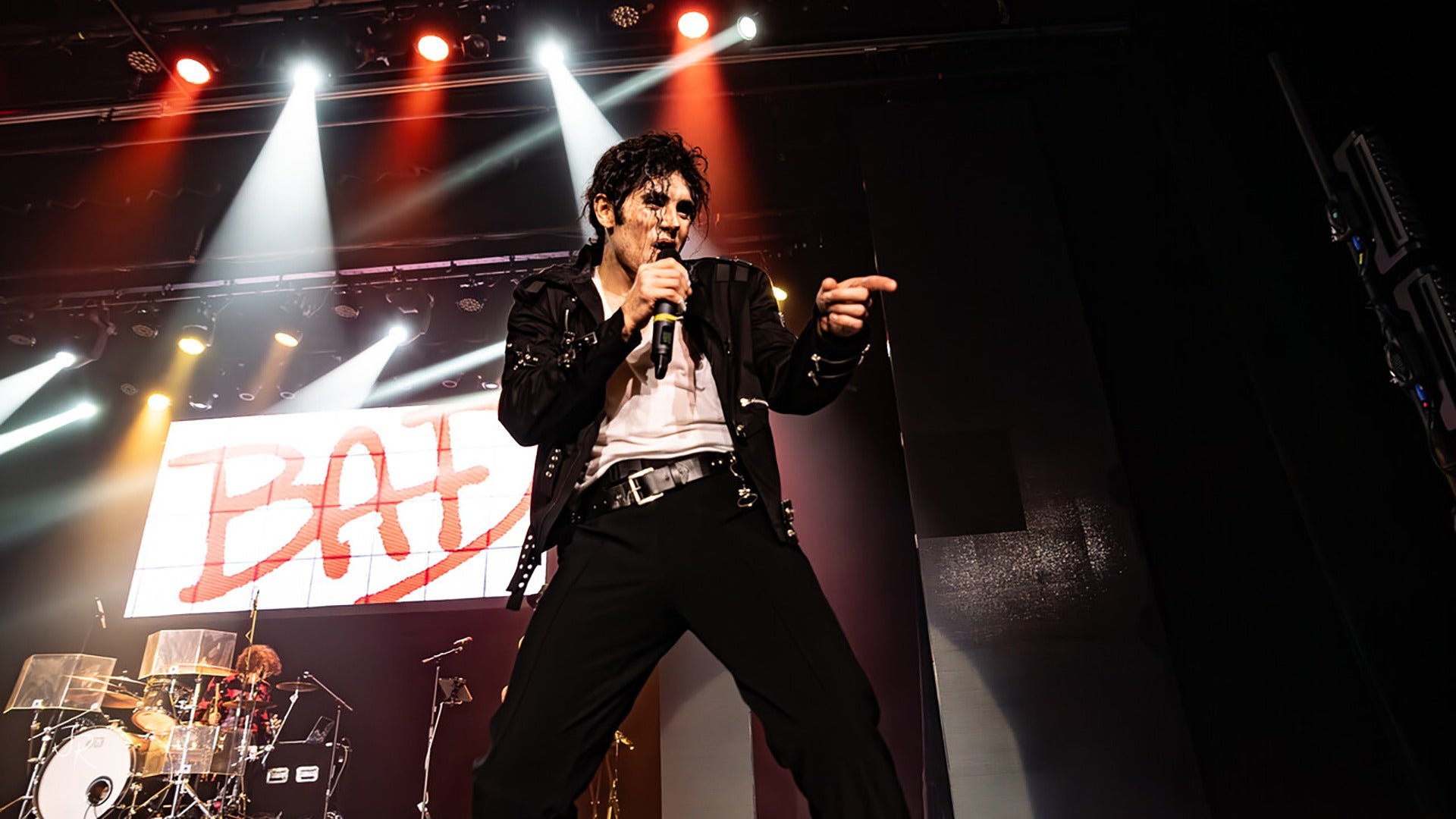 michael jackson impersonator on stage