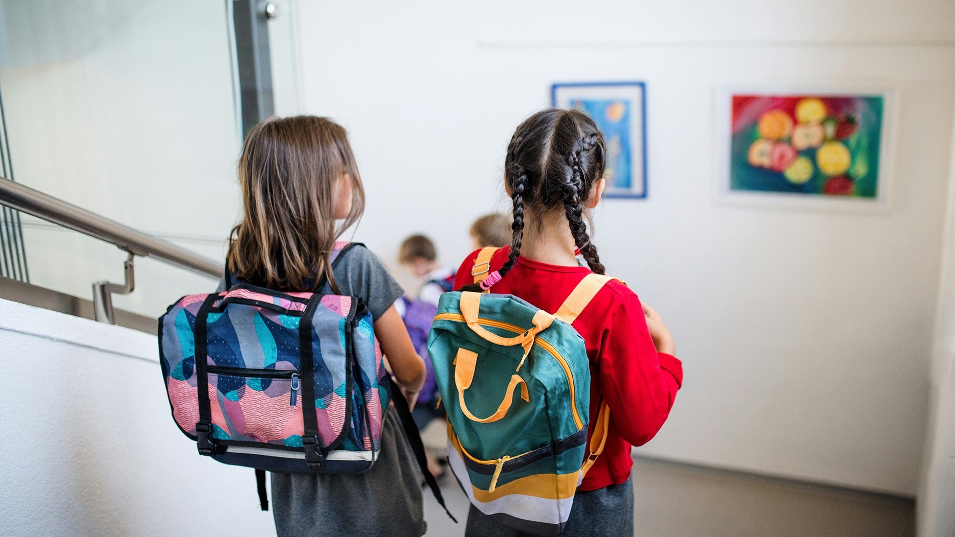children with backpacks in a museum looking at paintings