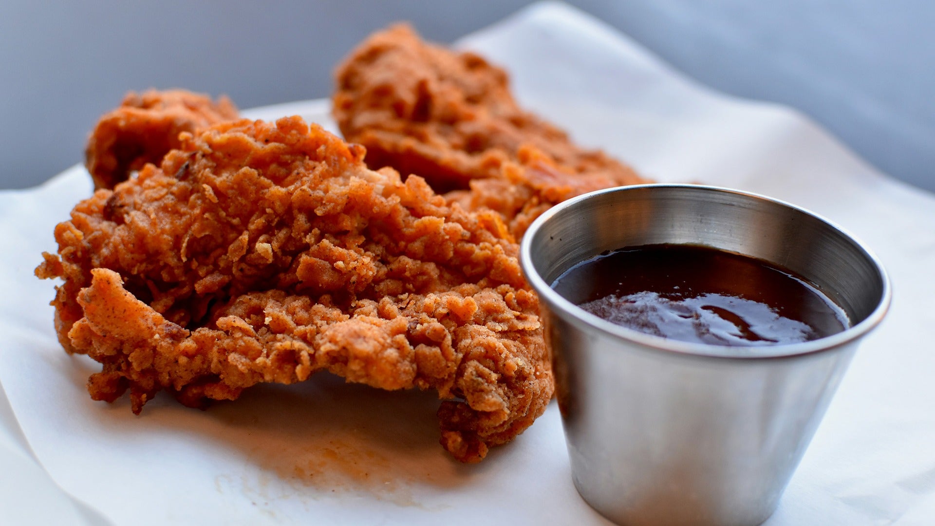 fried chicken served with sauce
