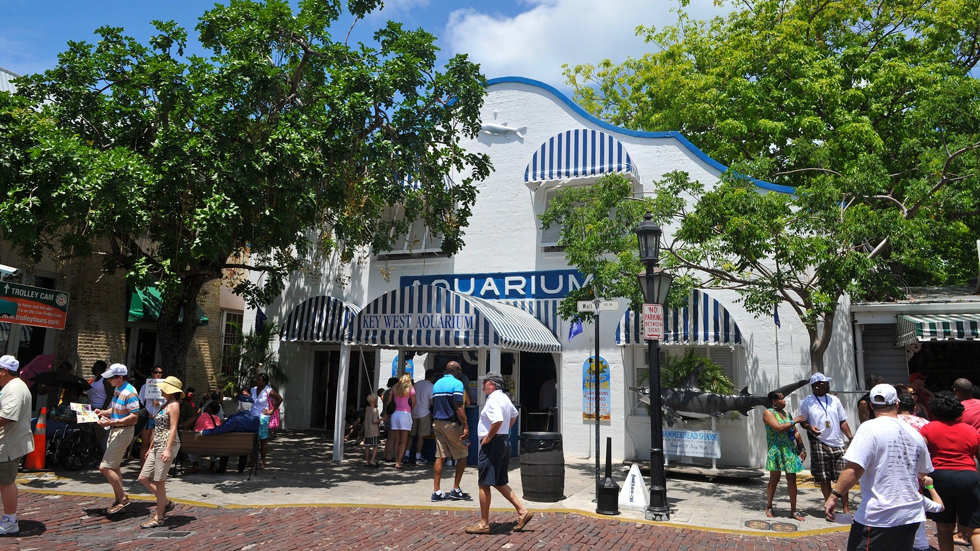 entrance to an aquarium exhibit with people walking around